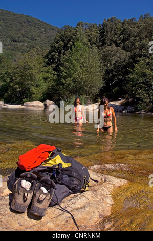 zwei weibliche Wanderer Baden in einem Teich, Frankreich, Corsica Stockfoto