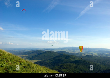 Drachenflieger am Puy de Dome und Blick auf die vulkanische Landschaft Chaine des Puys, Frankreich, Auvergne Stockfoto