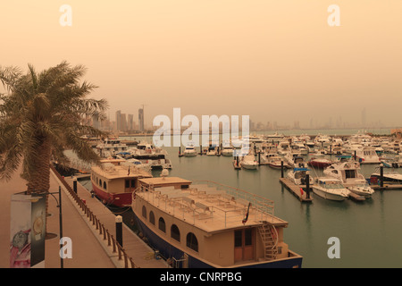 Trübe Aussicht auf die Marina nach den letzten Sandsturm von Marina Mall und Marina Halbmond in Kuwait-Stadt Stockfoto