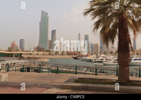 Blick auf Kuwait City Skyline über Souq Sharq Marina Stockfoto