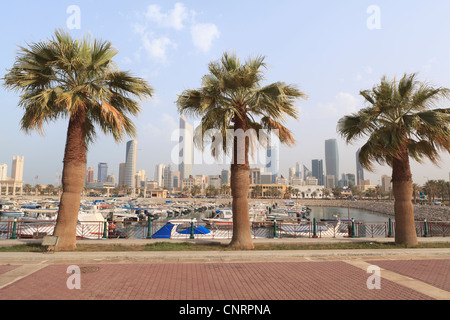 Blick auf Kuwait City Skyline über Souq Sharq Marina Stockfoto