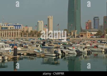 Blick auf Kuwait City Skyline über Souq Sharq Marina Stockfoto