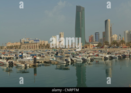 Blick auf Kuwait City Skyline über Souq Sharq Marina Stockfoto