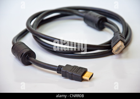 HDMI-Kabel auf weißem Hintergrund Stockfoto