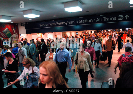 Pendler lassen Penn Station am 21. Juni 2004. Stockfoto