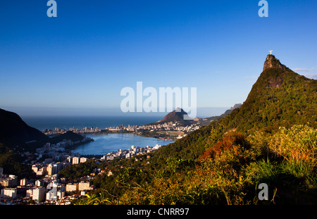 Tijuca Wald und Christus, den Erlöser, Rio De Janeiro, Brasilien. Rodrigo de Freitas-Lagune im Hintergrund. Stockfoto