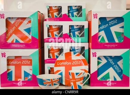 Olympischen Spiele 2012 in London Souvenir Tassen zum Verkauf im Wedgwood Besucherzentrum, Staffordshire Stockfoto