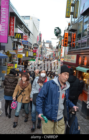 Käufer an der Takeshita Street in Harajuku, Tokyo, Japan Stockfoto