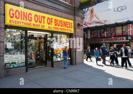 Ein Elektronik-Geschäft am Broadway, am Times Square in New York kündigt an, dass es bald aus dem Geschäft geht Stockfoto