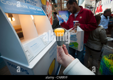 Die neue Glühbirne L Preis wird an einem Philips-stand auf dem Times Square in New York während der Earth Day-Veranstaltung angezeigt. Stockfoto