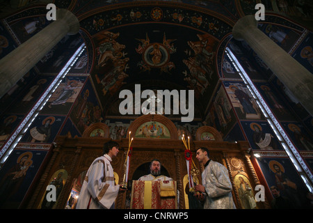 Heilige drei Könige Morgengottesdienst in St Parascheva Kirche in Belgrad, Serbien. Stockfoto