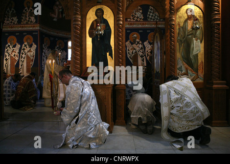 Heilige drei Könige Morgengottesdienst in St Parascheva Kirche in Belgrad, Serbien. Stockfoto