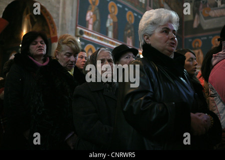 Heilige drei Könige Morgengottesdienst in St Parascheva Kirche in Belgrad, Serbien. Stockfoto