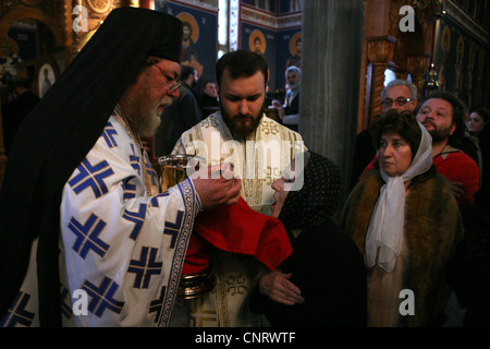 Orthodoxe Eucharistie nach eine Epiphanie Morgengottesdienst in St Parascheva Kirche in Belgrad, Serbien. Stockfoto