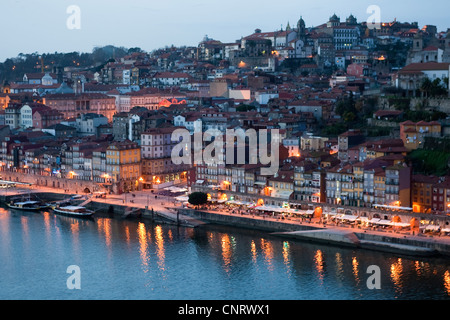 Ribeira Quay in der Abenddämmerung, Porto, Portugal Stockfoto