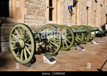 Tower von London 6 Pfünder italienischen bronzene Kanone datiert 1813 Besetzung in Turin. Teil einer Batterie von Napoleon in der Schlacht von Waterloo in1815 erfasst Stockfoto