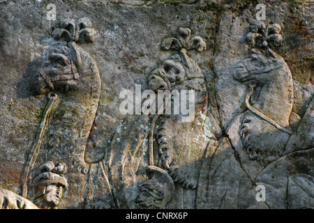 Kamele im Detail der verlassenen Relief 'Anbetung der Heiligen Drei Könige dargestellt" in den Bereich des open air skulpturale Galerie bekannt als Braunův Betlém (Braun Bethlehem) im Wald in der Nähe des Dorfes Žireč in Ostböhmen, Tschechische Republik. Die monumentale Relief wurde von berühmten in Österreich geborene Bildhauer Matthias Bernhard Braun (matyáš Bernard Braun) von 1726 bis 1734 unter anderem geschnitzte Statuen und Reliefs direkt in Sandsteinfelsen im New Forest in der Nähe des Kuks Krankenhaus (Nový les u Kuksu). Die Braunův Betlém gilt als eines der Meisterwerke des böhmischen Barock Skulptur werden. Stockfoto