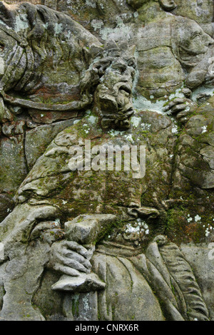 Pferd und die Heiligen drei Könige in der Detailansicht der verlassenen Relief 'Anbetung der Heiligen Drei Könige dargestellt" in den Bereich des open air skulpturale Galerie bekannt als Braunův Betlém (Braun Bethlehem) im Wald in der Nähe des Dorfes Žireč in Ostböhmen, Tschechische Republik. Die monumentale Relief wurde von berühmten in Österreich geborene Bildhauer Matthias Bernhard Braun (matyáš Bernard Braun) von 1726 bis 1734 unter anderem geschnitzte Statuen und Reliefs direkt in Sandsteinfelsen im New Forest in der Nähe des Kuks Krankenhaus (Nový les u Kuksu). Die Braunův Betlém gilt als eines der Meisterwerke des böhmischen Barock sculpt werden Stockfoto