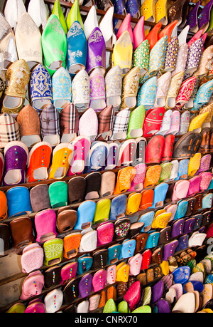 Traditionelle marokkanische Hausschuhe auf einen Stand auf einem Souk in Marrakesch, Marokko, Nordafrika. Stockfoto