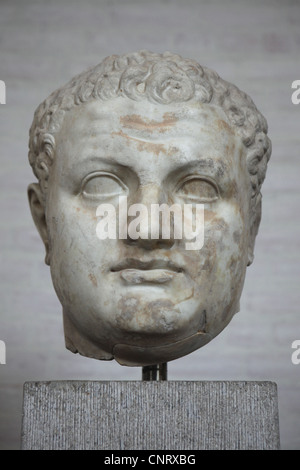 Marmorkopf aus einer Kolossalstatue des Roman Emperor Titus (Regierungszeit 79-81 n. Chr.) auf dem Display in der Glyptothek in München, Bayern, Deutschland. Stockfoto