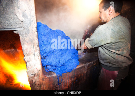 Ein Mann sterben Tuch in der Färber-Souk in Marrakesch, Marokko, Nordafrika Stockfoto