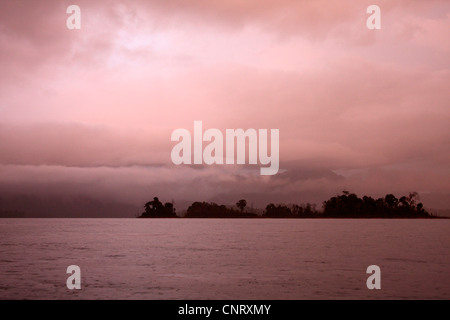 Cheow Lan Lake nach einem Gewitter, Thailand, Khao Sok Nationalpark Stockfoto