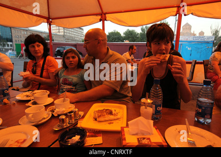 Touristen im Straßencafé vor Saint Gregory die Belichtungseinheit Kathedrale in Yerevan, Armenien. Stockfoto