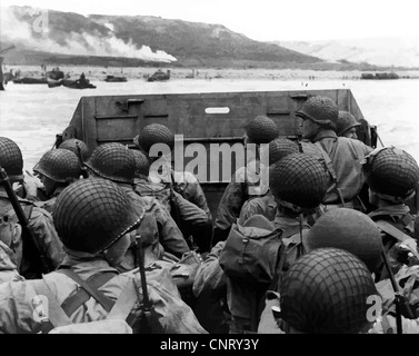 Digital restauriert Vektor Foto von amerikanischen Truppen in ein Landungsboot Annäherung an Omaha Beach am d-Day, 6. Juni 1944. Stockfoto