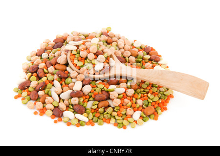 Gemischte Gemüse mit einem Holzlöffel isoliert auf weißem Hintergrund Stockfoto