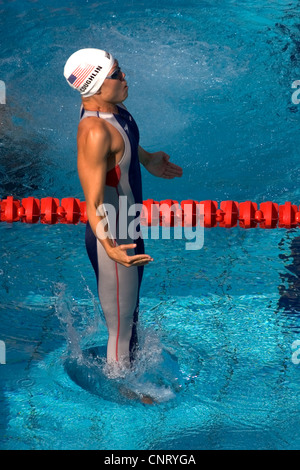 Natalie Coughlin (USA) in den Pool der Frauen 100 m Rückenschwimmen Vorläufen starten. Olympische Spiele 2004, Athen Stockfoto