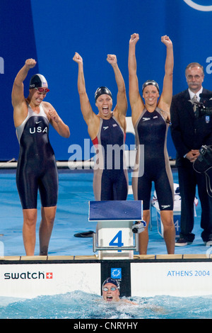 USA 4 X 200 Relais Damenmannschaft reagiert nach dem Gewinn der Goldmedaille und den Weltrekord zu brechen. Olympische Sommerspiele 2004 Stockfoto