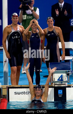 USA 4 X 200 Relais Damenmannschaft reagiert nach dem Gewinn der Goldmedaille und den Weltrekord zu brechen. Olympische Sommerspiele 2004 Stockfoto