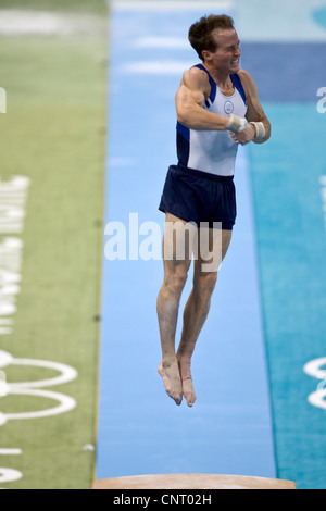 GYMNASTICS Paul Hamm (USA) im Wettbewerb auf dem Gewölbe in Herren qualification 2004 Olympische Sommerspiele Athen Stockfoto