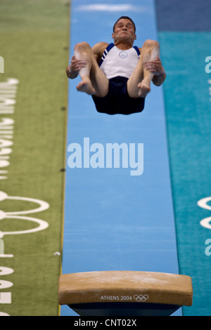 GYMNASTICS Blaine Wilson (USA) im Wettbewerb auf dem Gewölbe in Herren qualification 2004 Olympische Sommerspiele Athen Stockfoto