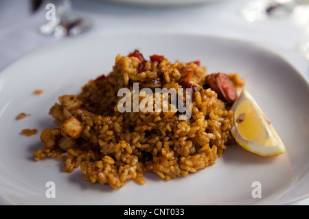 Paella Ciega de Marisco, Meeresfrüchte-Paella, eine Vielzahl der klassischen valencianischen Schale. Wörtlich übersetzt als "blinder Mann Meeresfrüchte". Stockfoto