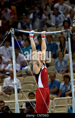 GYMNASTICS Paul Hamm (USA) im Wettbewerb am Reck während der Herren Team final 2004 Olympischen Sommerspiele Stockfoto