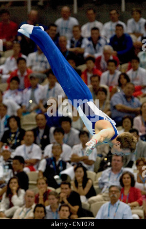 GYMNASTICS Paul Hamm (USA) im Wettbewerb am Reck, während die Männer der individuellen Rundum-Finale, wo er die Goldmedaille gewann Stockfoto