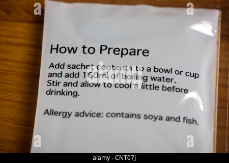 Anweisungen auf Miso Suppe Beutel vorbereiten Stockfoto