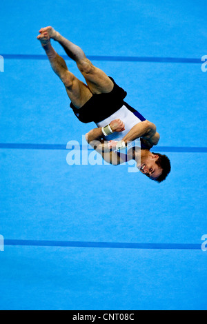 GYMNASTICS Paul Hamm (USA) auf dem Bodenturnen konkurrieren, während die Männer der individuellen Rundum-Finale, wo er das Gold gewann Stockfoto