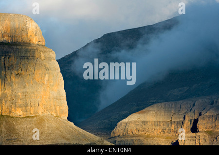 Licht und Nebel am Kalkstein Schluchten, Spanien, Pyrenäen, Aragon, Ordesa Nationalpark Stockfoto