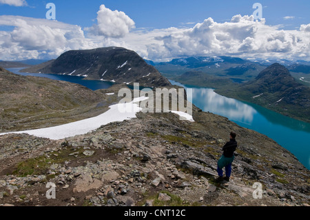 Blick über die Seen Bessvatnet (links) und Ruder auf der Spur über den Besseggen im Gebirge Jotunheimen, Norwegen, Oppland, Gjendesheim Stockfoto