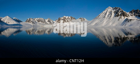 Mitternachtssonne Landschaft aus Magdalenefjord, westlichen Spitzbergen, Norwegen, Spitzbergen, Svalbard-Inseln Stockfoto