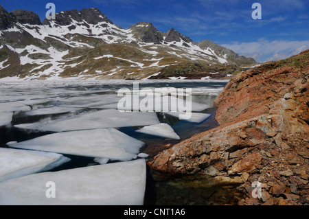 Eisschollen im Lago de Urdiceto, Spanien, Pyrenäen, Lago de Urdiceto Stockfoto