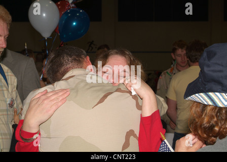 Amerikanischer Soldat wieder an Freunde und Familie. Stockfoto