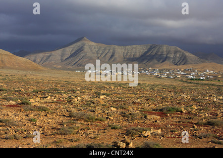 Halbwüste im Norden von Tindaya bei Gewitterstimmung, Kanarischen Inseln, Fuerteventura Stockfoto