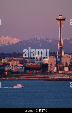 Space Needle und Cascade Mountains gesehen über Elliott Bay, Seattle, Washington Stockfoto