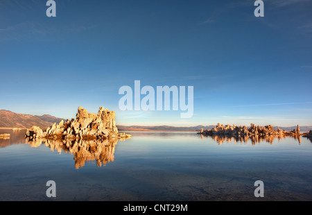 Ausgesetzt Tuffstein Felsformationen spiegelt sich in den stillen Wassern des Mono Lake in Kalifornien, USA. Stockfoto