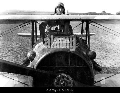 Digital restauriert Vektor Foto des ersten Weltkrieges Fighter Ace und Ehrenmedaille Empfänger, Eddie Rickenbacker in seinem Doppeldecker. Stockfoto