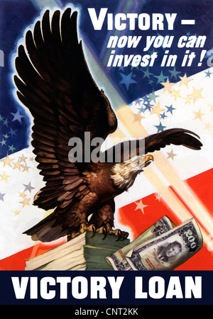 Dieses Vintage Poster des zweiten Weltkriegs verfügt über einen Weißkopfseeadler auf einem Stapel von Kriegsanleihen mit einem roten, weißen und blauen Hintergrund. Stockfoto