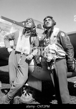 Mitglieder des Tuskegee Airmen 332. Fighter Group, posiert mit einer P - 51D Flugzeuge benannt Creamer Traum. Stockfoto